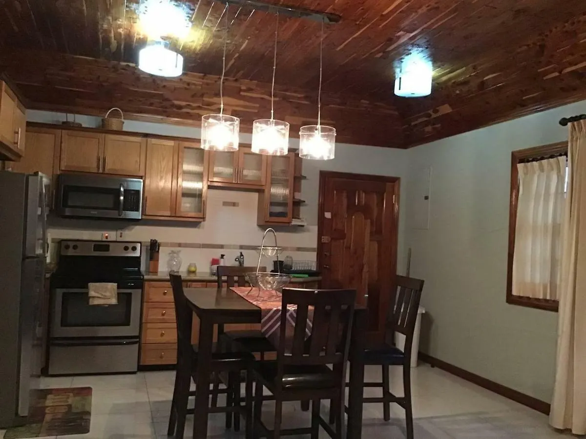 דירות קינגסטון 12 Fairway Avenue